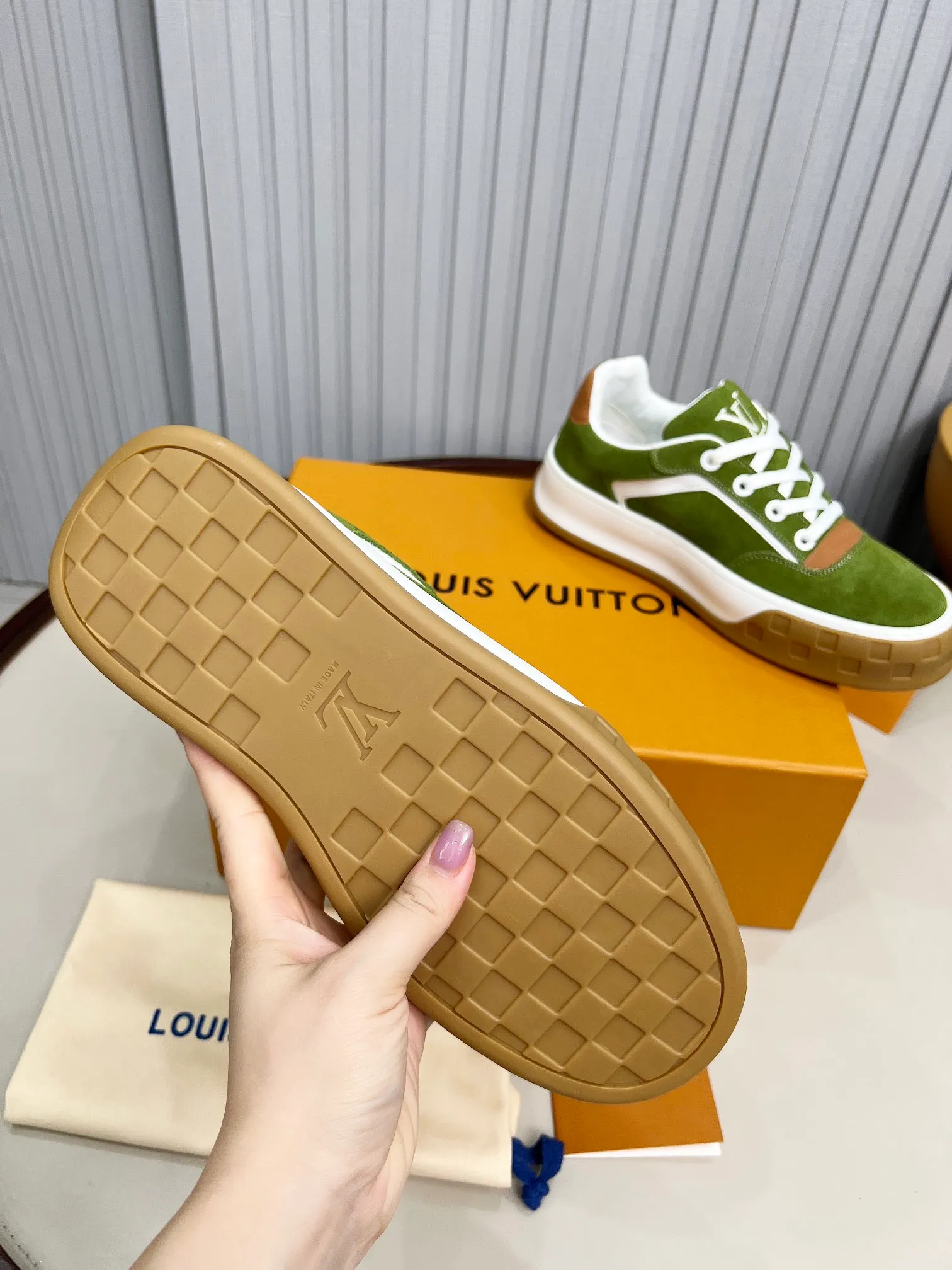 p620💰Men's shoes ❤️❤️❤️Top version LV-Louis Vuitton-Classic catwalk new style Air glue process·Original 1:1 development and reproduction! ! The upper foot is very comfortable. It is made of luxurious materials and fine workmanship. The midsole is printed with English letters "Made in Europe". The upper is made of calfskin imported from Italy. The side is decorated with the brand's LOGO and signature. The latest latex foot pads and mesh lining make the foot feel super comfortable. The original two-color TPU combination outsole is specially provided by the original factory. Bag technology Goodyear stitched edges Fabric: Exclusive custom first-layer cowhide Accessories: Exclusive private model Vuitton logo, lining: Customized silk mesh lining - first-layer silk cowhide lining Outsole: TPU combination outsole wear-resistant, non-slip and anti-yellowing Foot pads: new latex pads-mesh sweat-absorbent Counter technology: fully computerized sewing machine wire drawing Toe box back cover Hot and cold shaping Full set of pull-top last with medium and low logo pattern Code number 39-45
